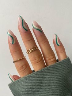 Jede Saison hat ihre Nuancen und TrendsDas stimmt auch für die NägelHier zeigen wir Ihnen alle Top Nägel Ideen für Herbst/Winter 2021 Mint Nails, Kutek Disney, Green Acrylic Nails, Green Nail Designs, Nails Press, Easy Nails, Green Mint