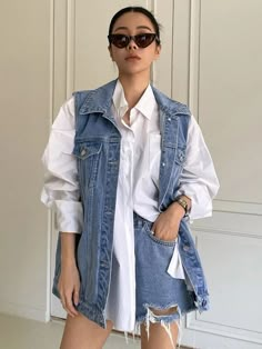 Sleeveless Denim Jacket Outfit, Sleeveless Jean Jackets, Looks Jeans, Jean Jacket Outfits, Denim Coat, Fashion Mode, Denim Outfit, Outfits Casuales