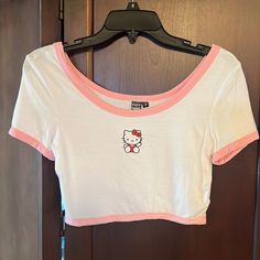 Never Worn Cute Top Hello Kitty Shirt Aesthetic, Shein Hello Kitty, Hello Kitty Crop Top, Hello Kitty Top, Crop Top Aesthetic, Tops Shein, Kitty Items, Cropped Graphic Tees, Hello Kitty Themes