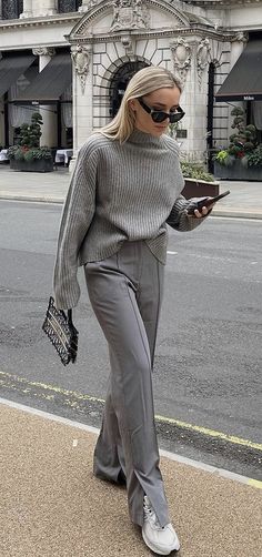 Grey Trousers Outfit Women, Grey Outfit Fall, Grey Trousers Outfit, Grey Jeans Outfit, Slacks Outfit, Grey Pants Outfit, Gray Outfits, Grey Sweater Outfit, Fall Trend