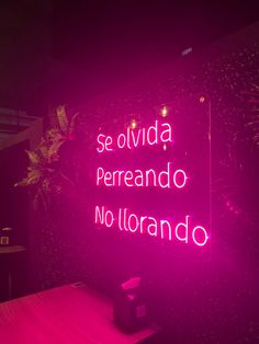 a neon sign that reads se olvidda perreando no lorando