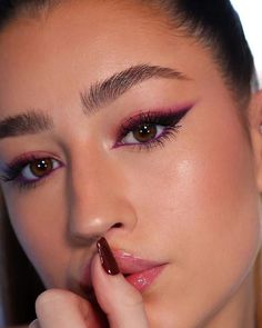 Fuschia Dress Makeup Ideas, Pink Eyeliner Looks, Pink Eyeliner Makeup, Pink Eye Makeup, Eye Makeup Styles, Makeup Tutorial Eyeliner, Nude Palette, Valentines Makeup