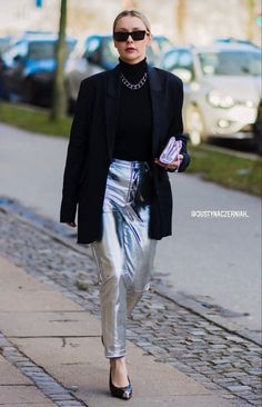 Silver Glam Outfit, Silver Trousers Outfits Street Styles, Silver Pants Street Style, Metallic Pants Outfit Silver, Metallic Trousers Outfit, Silver Trousers Outfits, Silver Pants Outfit, Metallic Pants Outfit, Silver Trousers