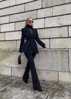 Power Business Woman Style, Elegant Black Suits For Women, Elegant Black Outfits For Women, Blazer Elegant Outfits, All Black Elegant Outfit Classy, Womens Suit Outfit Classy, Black Women Suits Fashion, Formal All Black Outfits For Women, Women Black Suit Outfit Classy