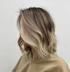 Short Hair Balayage Round Face, Lob Bronde Balayage, Lived In Blonde Balayage Lob, Sandy Blonde Balayage Short Hair, Blond Bayalage On Brown Hair Short, Bob With Partial Highlights, Should Length Hair With Curtain Bangs, Cool Bronde Bob, Blonde Balayage Bob Mid Length