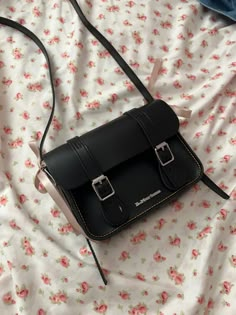 Aesthetic Satchel Bag, Black Satchel Bag Aesthetic, Black Crossbody Bag Aesthetic, Ecosusi Bag Aesthetic, Cross Body Bag Aesthetic, Doc Marten Crossbody Bag, Cute Black Satchel Bag, Doc Martens Purse