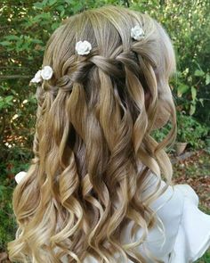 coiffure mariage petite fille cheveux bouclés tresse cascade Waterfall Braid With Curls, Junior Bridesmaid Hair, Hairstyles Blonde, Waterfall Braid, Braids With Curls, Hair Styles 2017, Girls Braids