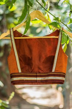 Blouse Neck Designs Latest, Shirt Blouse Designs, Vintage Chihuahua, Strappy Blouse, Choli Blouse Design, Open Back Blouse, Kalay, House Of Blouse