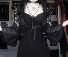 Coven Inspired Outfits, Romantic Gothic Outfits, Goth Party Outfit, Romantic Goth Outfits Casual, Gothic Academia Fashion, Gothic Fashion Aesthetic, Everyday Goth Outfits, Romantic Goth Fashion, Gothic Winter Outfit