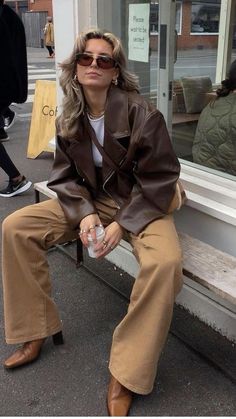 Fall/ winter outfit inspiration   • Leather jacket   • Brown outfit   • Street style   • Ootd Looks Pinterest, Brown Pants, 가을 패션, Autumn Outfit, Outfit Inspo Fall, Mode Vintage, Looks Style