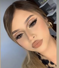 Brown Eye Makeup Quince, Neutral Makeup With Rhinestones, Eyeshadow Look With Rhinestones, Party Eyeshadow Looks, Champagne Makeup Look Quince, Makeup For White Outfit, Eye Looks With Rhinestones, Dramatic Glam Makeup, Baddie Eyeshadow Looks