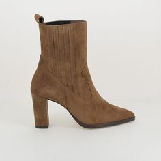 Modèle : 8694 Marque : Maroli Couleur : Camel BOOTS A TALON CAMEL MAROLI ★ En cuir camel en all over, tendance et intemporel qui s’accorde avec toutes vos tenues automne/hiver. ★ Talon : Talon de 8 cm, pour un confort optimal tout en allongeant élégamment la silhouette. ★ Doublure : Entièrement en cuir, pour une sensation de confort et de respirabilité tout au long de la journée ★ Semelle : Semelle en gomme antidérapante, offrant une excellente adhérence et durabilité. ★ Design : Style Che... All Over, Design Style, Design