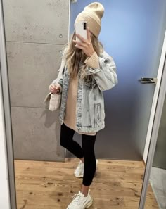 Sunday Funday Outfit Fall, Winter Sporting Event Outfit, Trendy Leggings Outfit, Cute Comfy Shoes For Walking, Womens Denim Outfits, Sporting Event Outfit Winter, Colorado Outfits Spring, Oversized Jean Jacket Outfits, Cold Spring Day Outfit