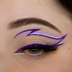 Purple Makeup Looks, Purple Eyeliner, Funky Makeup, Eye Makeup Images, Silver Makeup, Purple Eye Makeup, Graphic Makeup