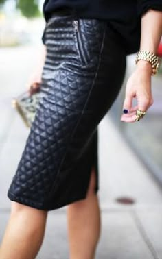 Quilted Leather Skirt, Mode Monochrome, Rok Outfit, Quilted Skirt, Vegan Leather Skirt, Woman In Black, Bohol, Leather Pencil Skirt, Looks Chic