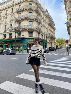 Insta: raquel_jimeenez #paris #france #ootd #outfits #outfitideas #outfitstyle Frances Outfit, Outfit For Paris Winter, Black Dress Outfit With Jacket, Outfits En Paris, Winter Outfits Vacation, Outfit Inspo For Paris, Paris Outfit October, Paris Outfit September, Paris Outfit Inspo April