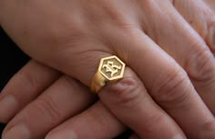 Custom Signet Ring, Hexagon Signet Ring, Old English Font Silver Ring, Custom Family Crest Ring, For Men, Women ---● P R O D U C T - D E S C R I P T I O N ●--- MATERIAL -Silver, Gold, Rose Gold -RING FACE 12mm (0,47inch) -All the products you order will be prepared conscientiously and shipped to you. PRODUCT DETAILS -I can engrave your family crest, your college logo, or any other image or initials on an oval signet ring that you request. -Please contact me for your engraving logo and special dr Mens Custom Jewelry, Family Crest Ring, Family Crest Rings, Oval Signet Ring, Custom Signet Ring, Hexagonal Ring, English Font, Old English Font, Family Rings