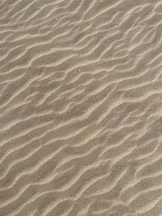 the sand has wavy lines in it