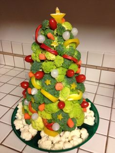 a christmas tree made out of broccoli, cauliflower and other vegetables