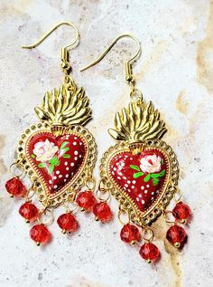 Beautiful and modern hand painted sacred heart earrings in red, adorned with a small rose, green leaves and pearl-colored stitching, they are adorned with red crystal stones. These earrings are painted in detail and look really beautiful, they are finished with high quality jewelry varnish to protect the paint, quality and beauty of the earrings. These hand painted sacred heart earrings are unique and very beautiful, the ideal gift because they match any outfit both day and night, they will enhance your beauty and you will surely attract attention for the unique and handcrafted design, the ideal gift for parties or simply to make that special person happy. *Remember to add our store to favorites ♥ to receive updates on our new items! *The Anney Studio appreciates your visit to our store. Mexican Earrings, Rose Green, Enhance Your Beauty, Hypoallergenic Jewelry, Small Rose, Crystal Stones, Red Crystals, How To Apply Makeup, Sacred Heart