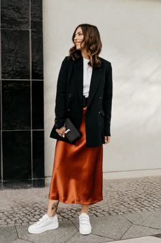 Red Satin Skirt, Silk Midi Skirt, White Mini Dress Outfit, Daily Outfit Inspiration, Scandinavian Fashion, Orange Skirt, Fashion Weeks