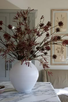 Autumn Flowers In Vase, Twig Flower Arrangements, Tall Branches In Vase, Large Branches In Vase, Branch Floral Arrangements, Large Vase Arrangements, Stems For Vase, Spooky Wedding, Vase With Branches