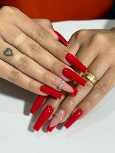 Decoração linda Red French Nails Acrylic, Nail Ideas Red Design, Easy Long Nail Designs, Easy Red Nail Designs, Nails Red Design Ideas, Nude And Red Nail Designs, Baddie Red Nails, Simple Red Nail Designs, Nails Red Design