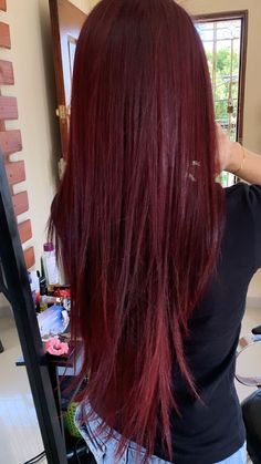 Pelo Color Vino, Wine Hair Color, Red Hair Looks, Wine Red Hair, Red Hair Inspo, Wine Hair, Hair Color Streaks, Dark Red Hair, Hair Streaks