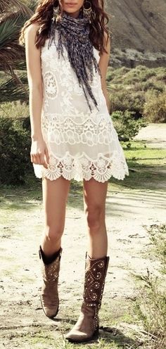 Look Hippie Chic, Mode Hippie, Boots Dress, Boho Boots, Estilo Hippie, Mode Boho, Bohol, Dress Boots, Outfit Trends