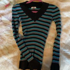 Vintage sweater, clings to the body perfectly  #vintage #y2k #2000s #emo #mcbling Emo Mcbling, 2000s Emo, Vintage Sweater, Y2k 2000s, Vintage Sweaters, The Body, Women's Sweater, Vintage Y2k, Sweater Top