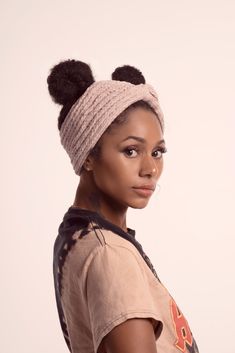 Imagine sipping hot cocoa in a ski resort with a headband that keeps you stylish & your ears warm. Our Après Ski Headband ensures that you're comfy while holding your hair back for heavy-duty activities. You'll look extra stylish & warm for the holidays. ‣ Size & Dimensions - 18 x 5 inches (Diameter) ‣ Comfortable to wear - Designed in the softest cotton & merino wool material, designed to regulate heat. ‣ Various styling techniques - Suitable for styling your hair up or down, you'll have no tro Short Hair Winter, Ski Headband, Hair Accessories Tutorial, Velvet Knit, Hair Winter, Cute Natural Hairstyles, Styling Your Hair, Paris Atelier, Winter Headband