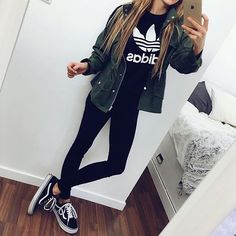 httpsinstagram.comtopstylez Tennis Shoes Outfit, Legging Outfits, T Shirt And Jeans, Casual Fall Outfits, Green Jacket, Fall Winter Outfits