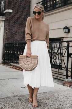 70 Degree Weather Outfit, Lady Outfits, Knitwear Trends, Womens Outfit, Elegant Outfit Classy, Outfits To Copy, Black Knit Top, Spring Fashion Outfits, Stylish Sweaters