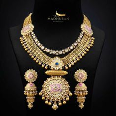 Antique Gold Set Designs, Gold Set For Bride, Bridal Gold Set Design, Manubhai Jewellers Necklaces Gold, Malabar Gold Jewellery Necklaces Antique, Necklace Set Gold Wedding Jewelry, Aesthetic Jewelry Photography, Antique Gold Set, Gold Antique Necklace