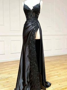 Cheap Short Prom Dresses, Prom Gowns 2021, Prom Gowns, Prom Gown With Sleeve, Prom Gown With Laced Neck, Moda Grunge, Black Lace Evening Dress, Lace Long Prom Dress, Printed Prom Dresses, 파티 드레스, Chique Outfits, Prom Dresses Sleeveless, Prom Dress Inspiration, Black Prom