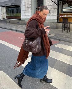 Straight Jean Skirt Outfits, Scarf Sweater Outfit, Brown Bottega Bag Outfit, Hobo Fashion Outfits, Bottega Veneta Outfits, Outfits With Big Bags, Skirt Big Sweater Outfit, Brown Bottega Bag, Big Hobo Bag