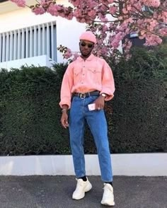 Street Style | o bom e Básico Jeans está de volta com tudo – O Cara Fashion Style Masculin, Mens Fashion Streetwear, Men Street, Grunge Style, Mode Streetwear, Mens Fashion Trends, Mode Vintage, Fashion Mode, Pink Shirt