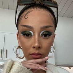 Doja Cat Makeup, Graphic Makeup, Graphic Eyeliner, Best Eyeliner, Graphic Liner, Makeup Game, Makeup Transformation, Eyeliner Brush, Eyeliner Looks