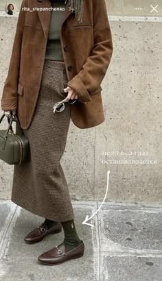 Suede Blazer Outfit, French Winter Outfits, French Winter Style, Dark Academia Outfit Ideas, Brown Blazer Outfit, Suede Jacket Outfit, 2025 Style, Grandpa Style, French Living