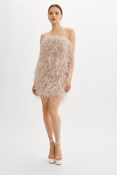 You deserve to standout. Elegant and captivating, the Triana is in a league of its own. Mixed feathers offer eye-catching flounce and alluring texture and a mini cut that elongates your legs. Whether for an event or a night out, you cannot go wrong with this unique number. Feather Tops, Luxury Lifestyle Dreams, Feather Dress, Feather Design, Wholesale Dress, Clothes Crafts, Nature Wedding, Embellished Dress, Luxury Lifestyle