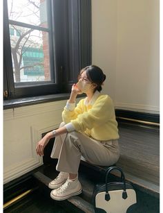 Korean Bag Outfit, Korean Teacher Outfits High School, Clean Outfits For Women, Business Casual Outfits Colorful, Small Cardigan Outfit, Korean Autumn Fashion, Korean Modest Fashion, Academic Outfit, Uniqlo Outfit