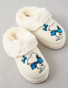 AE Peanuts Bow Scuff Slipper Snoopy Slippers, Slippers Aesthetic, Fav Products, Womens Wardrobe, White Jeans Men, Cozy Slippers, Snoopy Images, Latest Sandal, Preppy Shoes