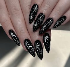 Gothic Christmas Nails Acrylic, Black Nail Christmas Design, Goth Nails Christmas, Black Christmas Nails Almond, Dark Christmas Nails Acrylic, Dark Christmas Nail Ideas, Black And White Holiday Nails, Anti Christmas Nails