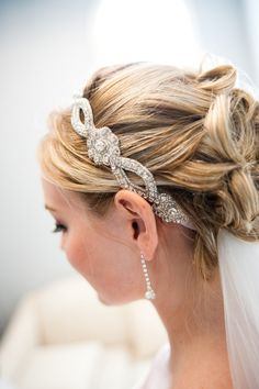 a woman wearing a wedding hairstyle with headbands on her head and an image of the bride's hair