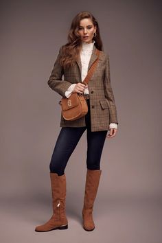 Tan Bag Outfit, British Style Outfits, Mode Style Anglais, Old Money Winter, Tv Nook, Classic British Style, Genderqueer Fashion, Boho Fall Outfits, Country Clothes