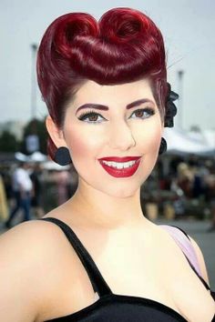 Rockabilly Hair and Makeup:: Rockabilly Style:: Pin Up:: Retro Hair and Makeup| Pinup Girl http://thepinuppodcast.com features pinup models and pin up photographers. Vintage Hair Styles, Pinup Hair, 50s Hairstyles, Burlesque Vintage, Pin Up Looks, Hair Color Chocolate, Rockabilly Hair, Rockabilly Pinup, Pin Up Hair