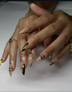 Out Of The Box Nail Designs, Mixed Chrome Nails, Black And Gold Nail Designs, Gold And Black Nails, Lady Nails, Black And Gold Nails, Bar Outfits, Romantic Nails, Baddie Nails