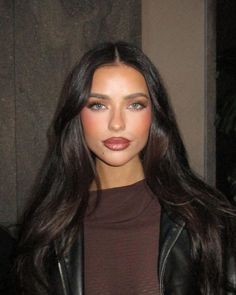 Makeup With Dark Hair, Makeup Ideas For Dark Hair, Dark Hair Makeup Looks, Makeup Fall 2024, Cool Girl Makeup Looks, Fall Makeup Looks 2024, Make Up For Dark Hair, Fall 2024 Makeup, Makeup Looks For Dark Hair