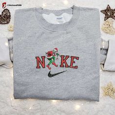 Introducing the Bad Bunny Cosplay Grinch Christmas x Nike Embroidered Sweatshirt, a must-have for all Grinch and Bad Bunny fans! This limited edition sweatshirt showcases a unique collaboration between Nike and Bad Bunny, featuring intricate embroidery of Grinch-inspired Christmas elements. Made from premium quality materials, it offers supreme comfort and durability. The sweatshirt is perfect for the holiday season, adding a touch of festive cheer to your wardrobe. With its eye-catching design Nike Cartoon, Disney Character Shirts, Nike Inspired, Best Family Gifts, Cindy Lou, Limited Edition Shirt, Cartoon Sweatshirts, Merry Christmas Shirts, Jason Voorhees