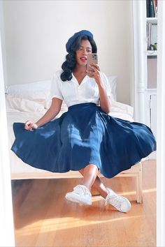 The model sits on their bed taking a mirror selfie of their outfit which is a long skirt with a matching beret, a v neck blouse and matching white trainers. Retro Outfits Skirt, Retro Skirt Outfits, Vintage Inspired Outfit, Rockabilly Outfits, Retro Skirt, Fashion Drawing Dresses, 1940s Dresses, Vintage Inspired Outfits